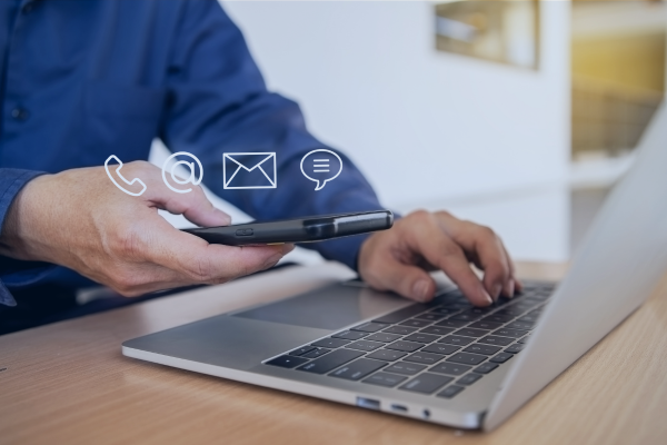 Familia hispana protegida con seguros